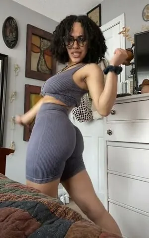 Aaliyeezy