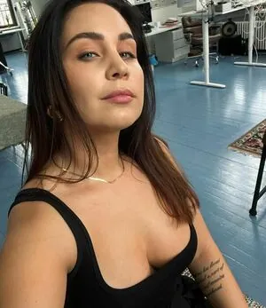 Anna Abreu content