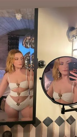 Amelia Dimoldenberg