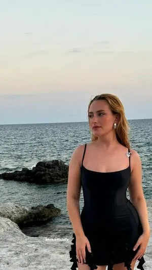 Amelia Dimoldenberg
