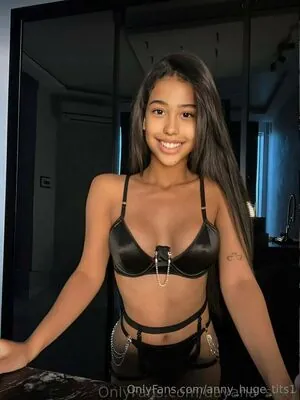 anny_huge_tits1
