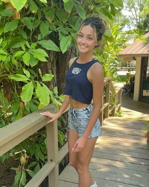 Ava Majury content