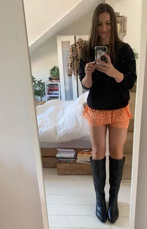 Anna Passey content