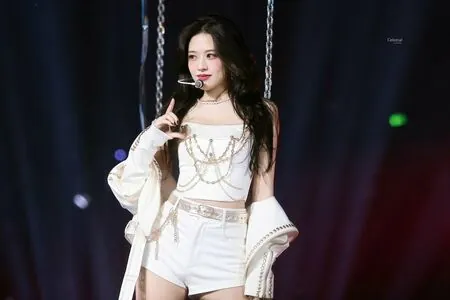An Yujin 안유진 | content