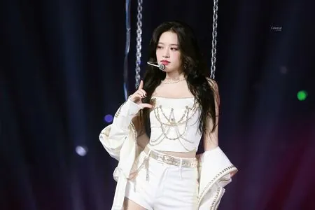 An Yujin 안유진 | content