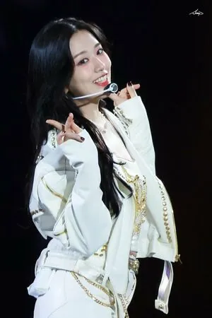 An Yujin 안유진 | content