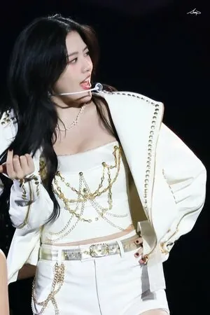 An Yujin 안유진 | content