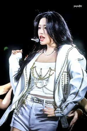An Yujin 안유진 | content