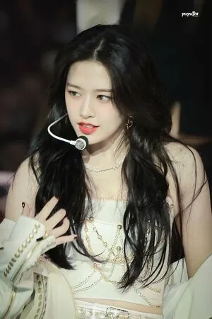 An Yujin 안유진 | content