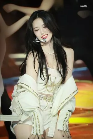 An Yujin 안유진 | content