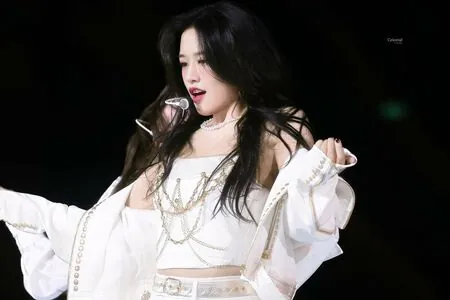 An Yujin 안유진 | content