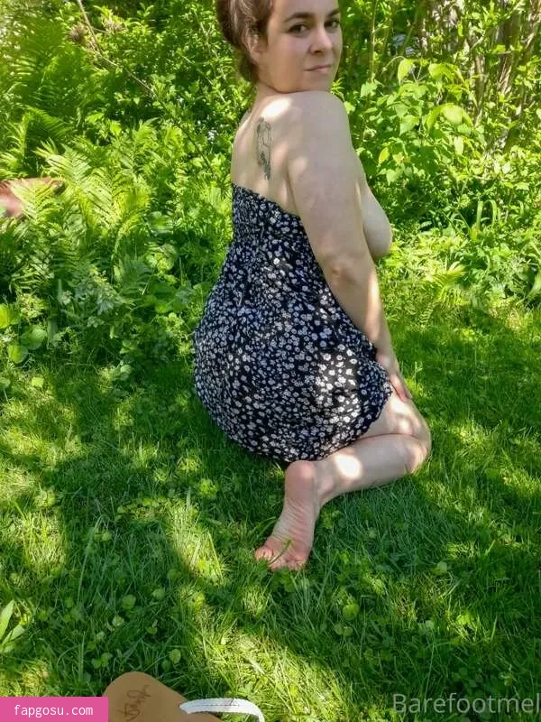 barefoot_mel