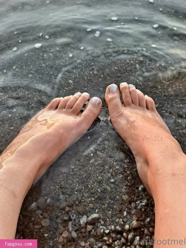 barefoot_mel