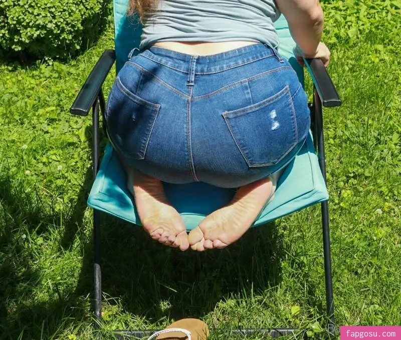 barefoot_mel