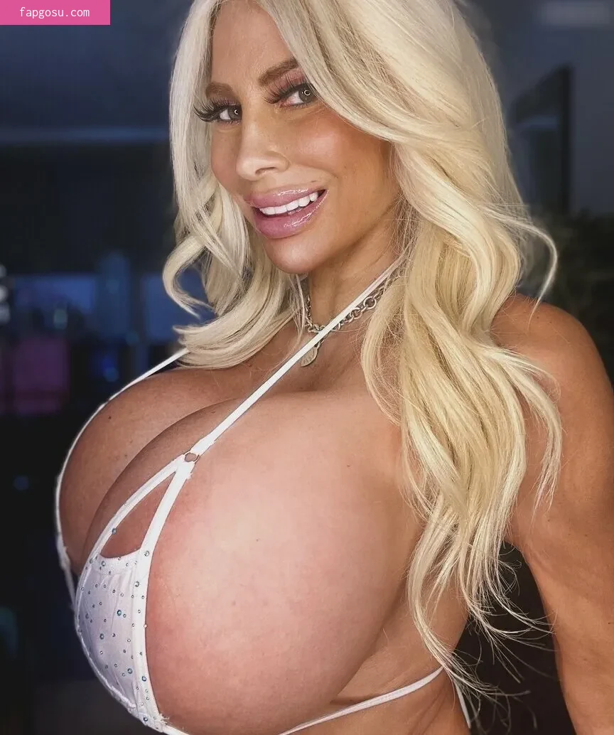 Bombshell Skyler Nicole