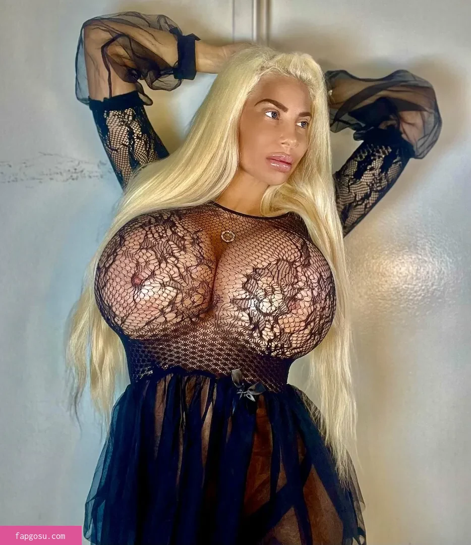 Bombshell Skyler Nicole