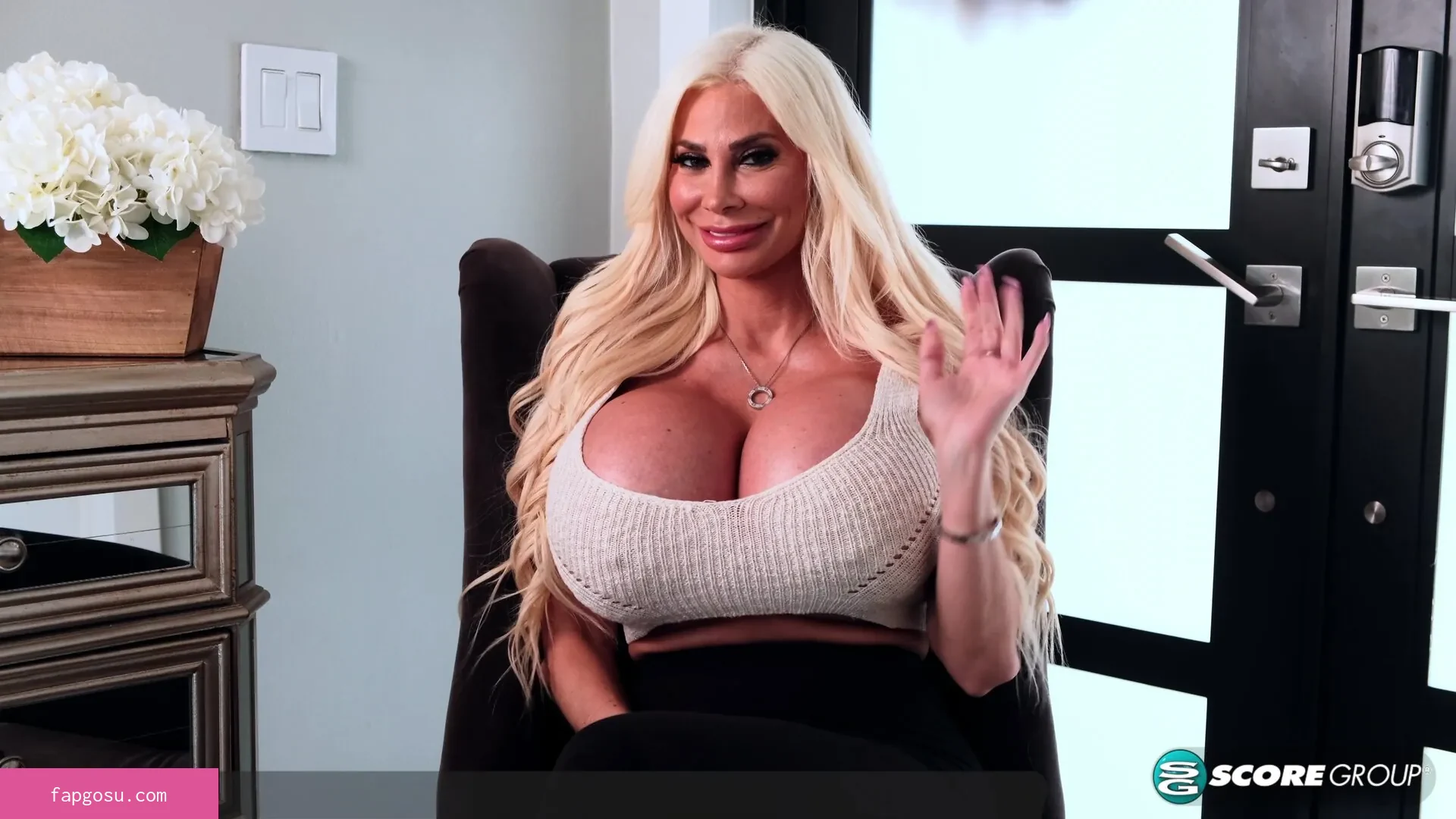 Bombshell Skyler Nicole
