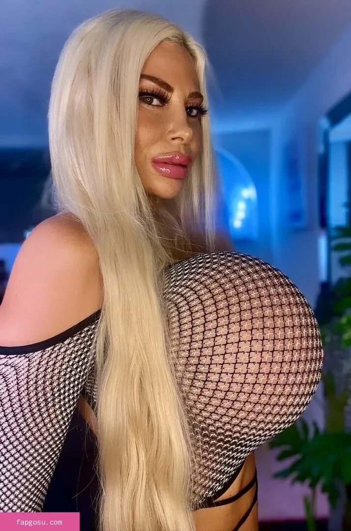 Bombshell Skyler Nicole
