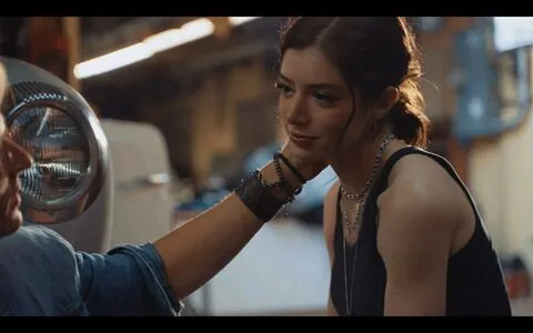 Chrissy Costanza