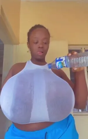 Chanel La Croix content