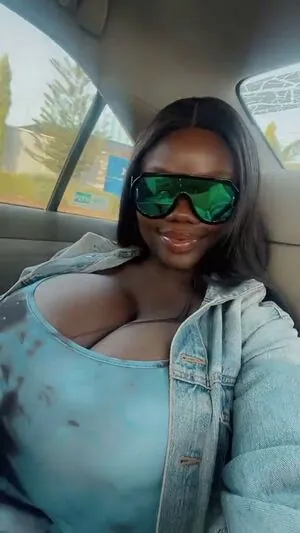 Chanel La Croix content