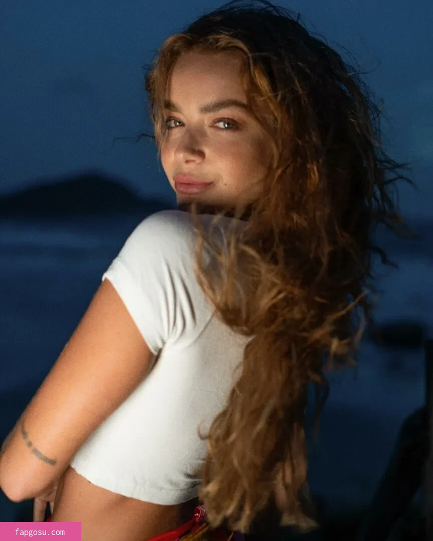 Camila Mayrink
