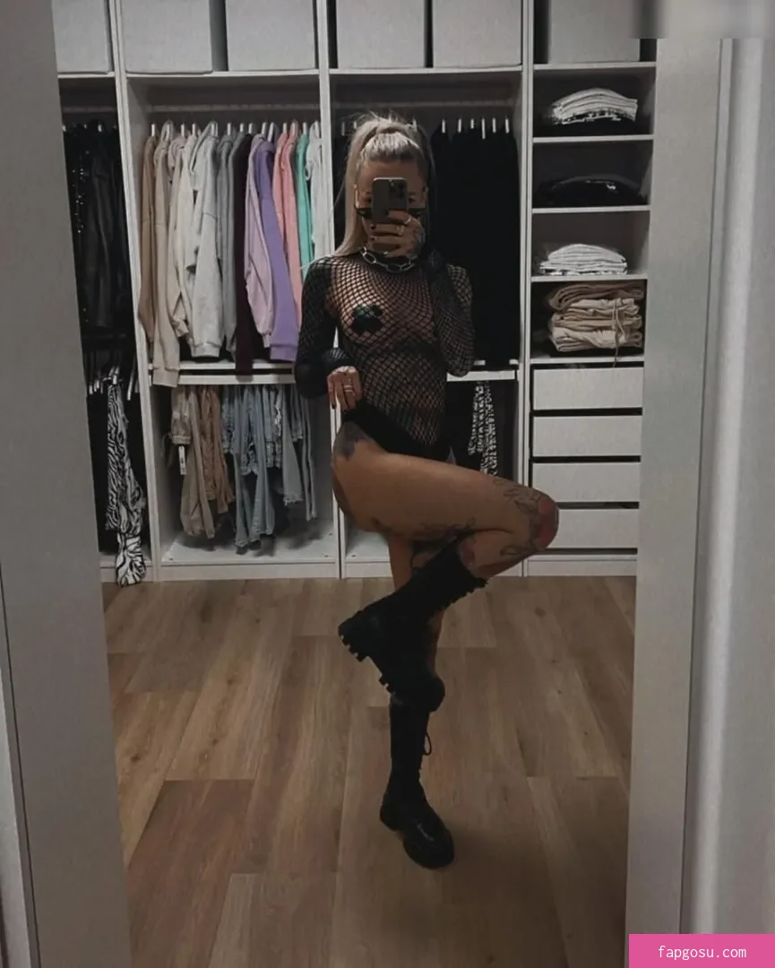 Carina_mthrfckr