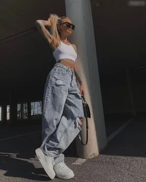 Carina_mthrfckr content