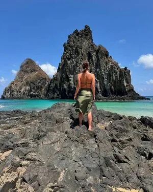 Camila Rodrigues content