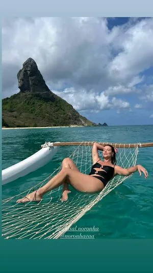 Camila Rodrigues content