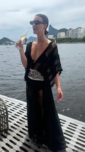 Camila Rodrigues content