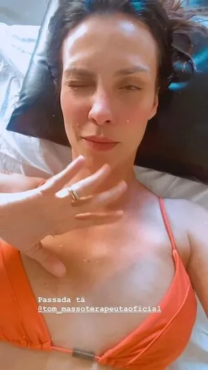 Camila Rodrigues content