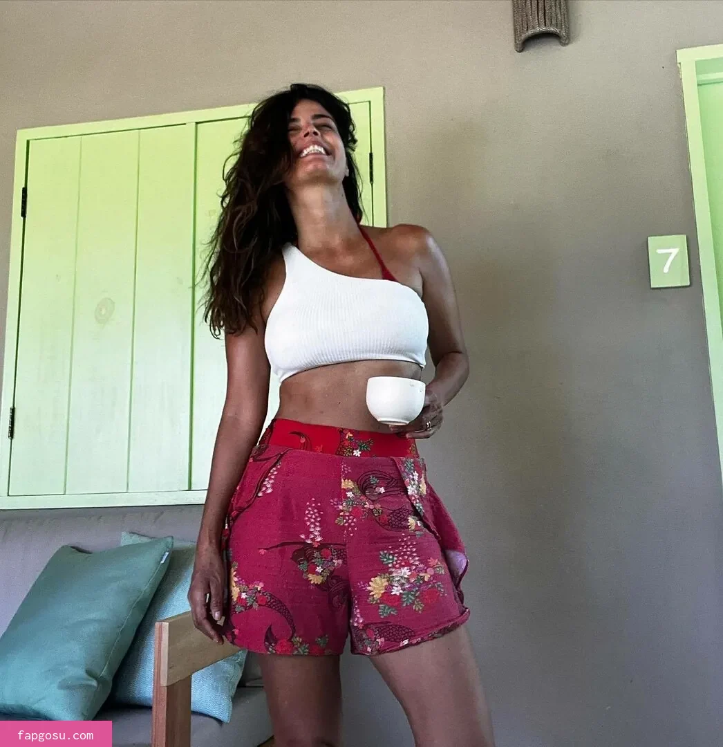 Emanuelle Araújo