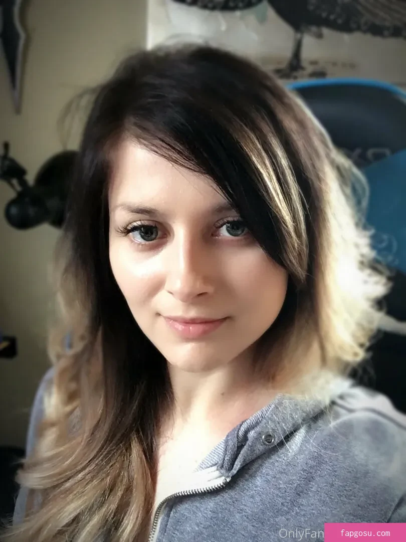 Ellie Idol