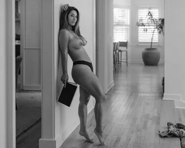 Eva Lovia content