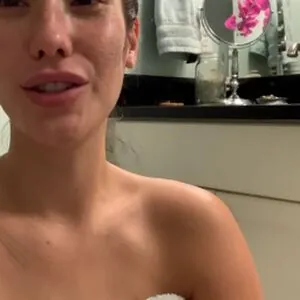 Eva Lovia content