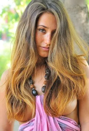 Eva Lovia content