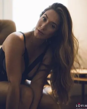 Eva Lovia content