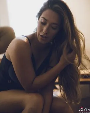 Eva Lovia content