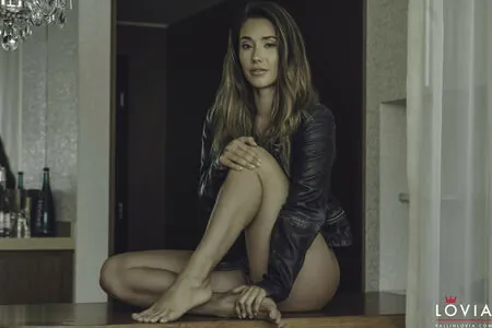 Eva Lovia content