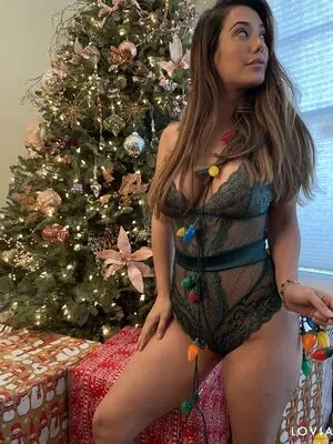 Eva Lovia content