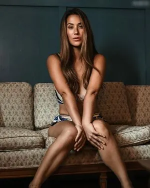 Eva Lovia content