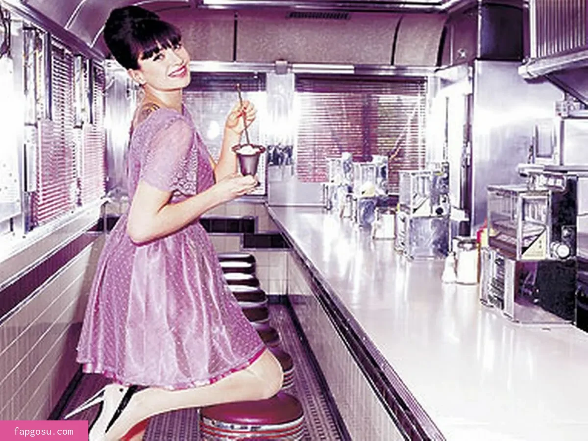 Gizzi Erskine - Photo #26