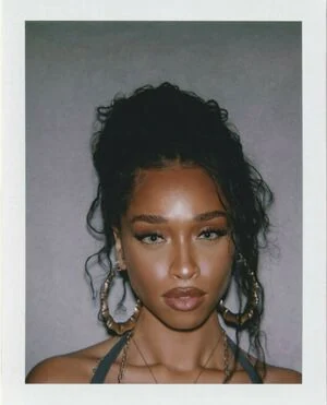 Idania Hopkin content
