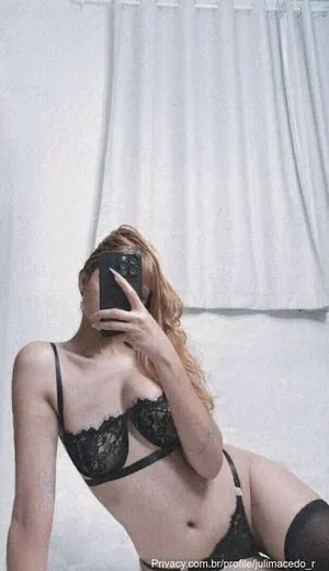 Julia Macedo content