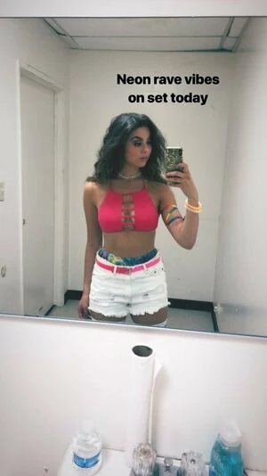 Kira Kosarin content