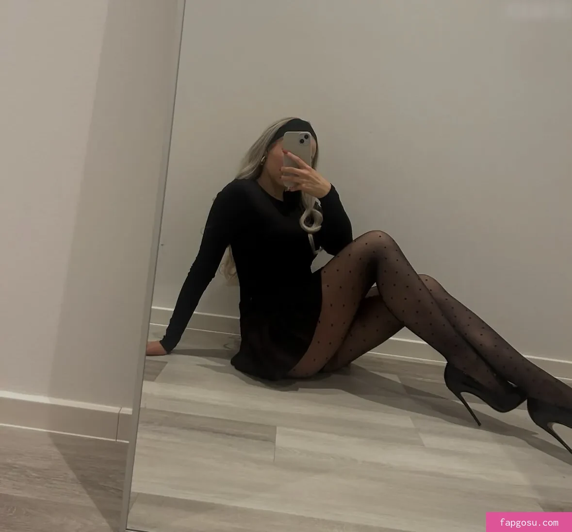 Lilou Loves Nylon