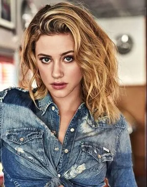 Lili Reinhart