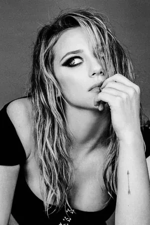 Lili Reinhart