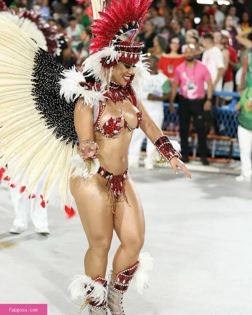 Larissa Tomásia